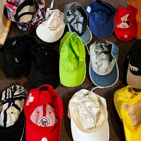 14 hats for the price of one 🧢 - Picture 2 of 2